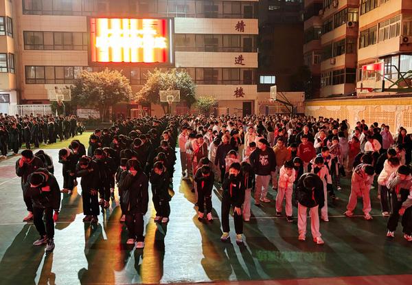 6.同学们学习逃生技能 6.同学们学习逃生技能